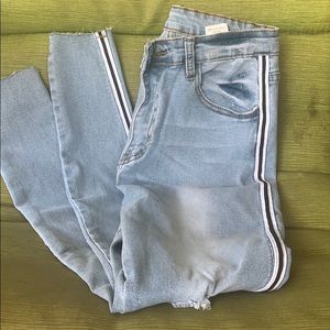 Ripped denim skinny jean with stripe